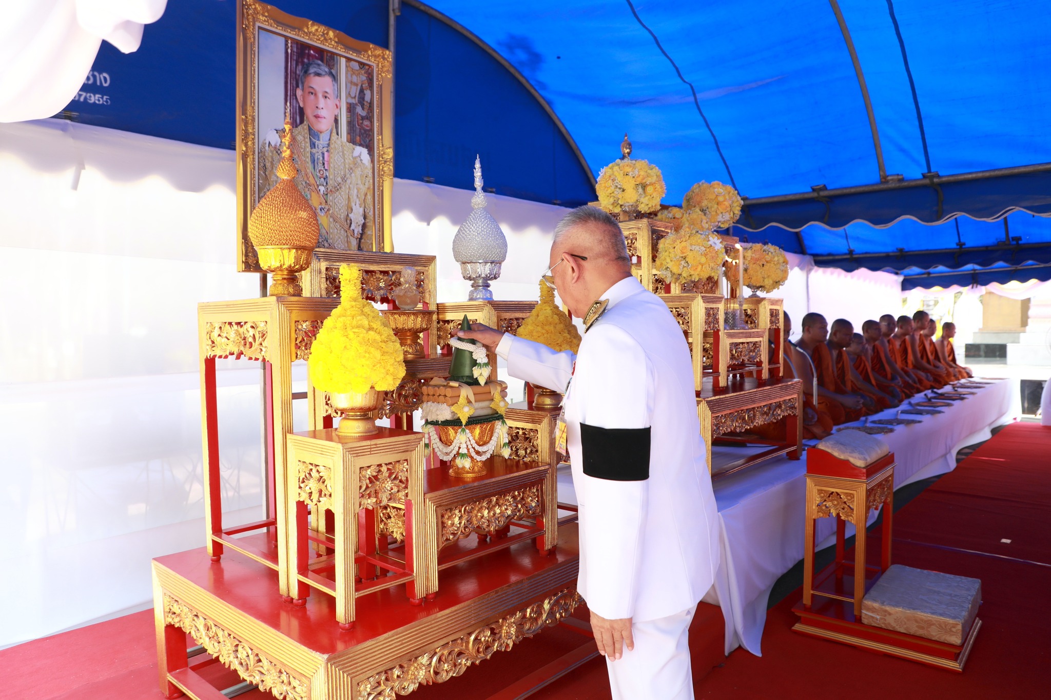 พระบาทสมเด็จพระเจ้าอยู่หัว ทรงพระกรุณาโปรดเกล้าฯ พระราชทานน้ำสรง เพื่ออัญเชิญไปสรงพระมงคลมิ่งเมือง พระเจ้าใหญ่ลือชัย และพระเหลาเทพนิมิต พระพุทธรูปศักดิ์สิทธิ์คู่บ้านคู่เมืองจังหวัดอำนาจเจริญ เนื่องในโอกาสวันสงกรานต์ พ.ศ. 2569