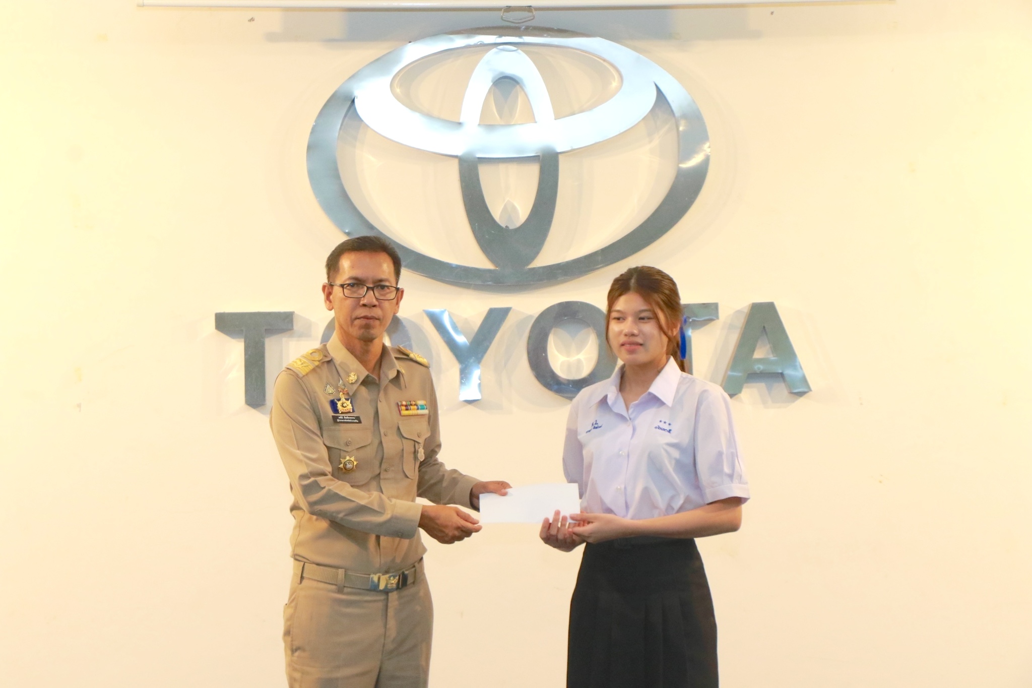 ชมรมนิสิตเก่าจุฬาลงกรณ์มหาวิทยาลัยจังหวัดอำนาจเจริญ มอบทุนการศึกษาแก่นักเรียนในจังหวัดอำนาจเจริญ ที่เรียนดีแต่ขาดแคลนทุนทรัพย์