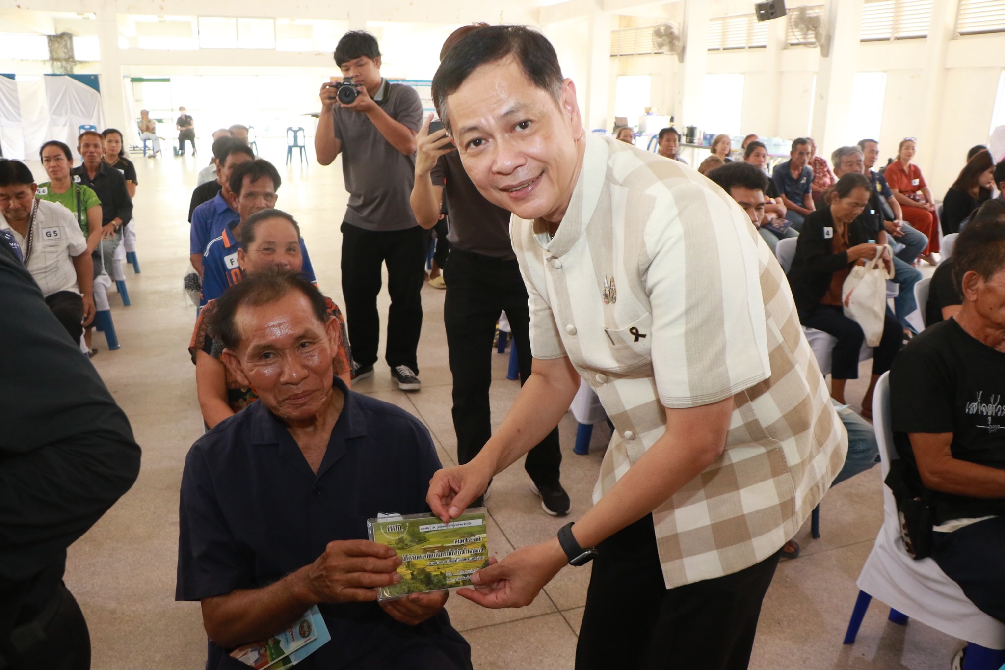 จังหวัดอำนาจเจริญ เปิดโครงการให้ความรู้และมอบสมุดประจำตัวให้แก่ผู้ได้รับการคัดเลือกให้ทำกินในชุมชน ในลักษณะแปลงรวม ตามนโยบายของรัฐบาล และ คทช. ในพื้นที่ป่าสงวนแห่งชาติ "ป่าดงบังอี่"