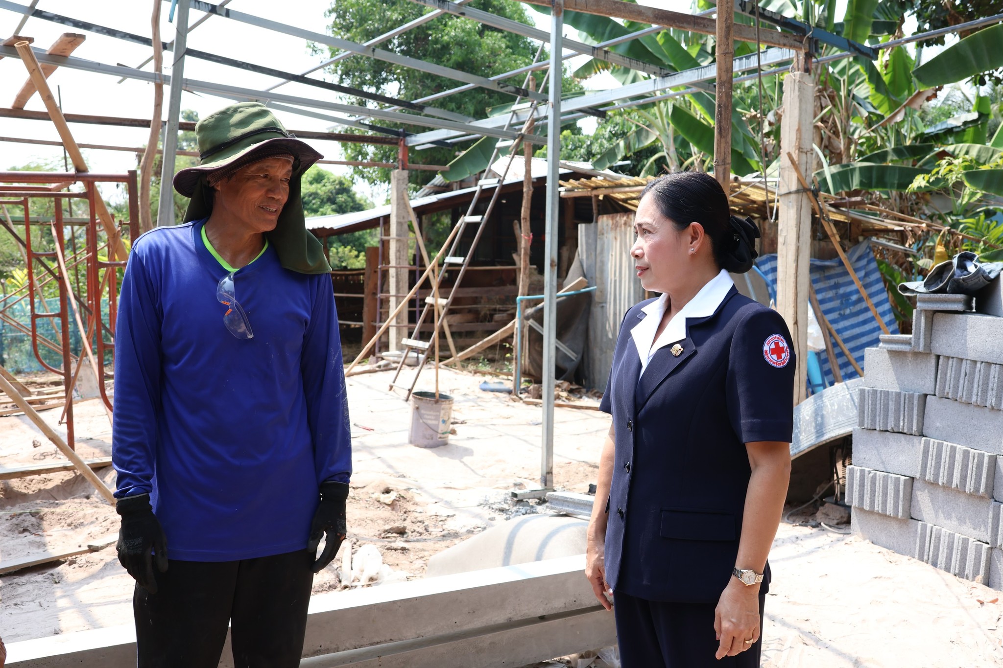 เหล่ากาชาดจังหวัดอำนาจเจริญ รุดติดตามโครงการก่อสร้างและซ่อมแซมบ้านผู้ด้อยโอกาส ผู้ยากไร้ ในพื้นที่ อ.หัวตะพาน มุ่งยกระดับคุณภาพชีวิตและสุขภาวะประชาชน