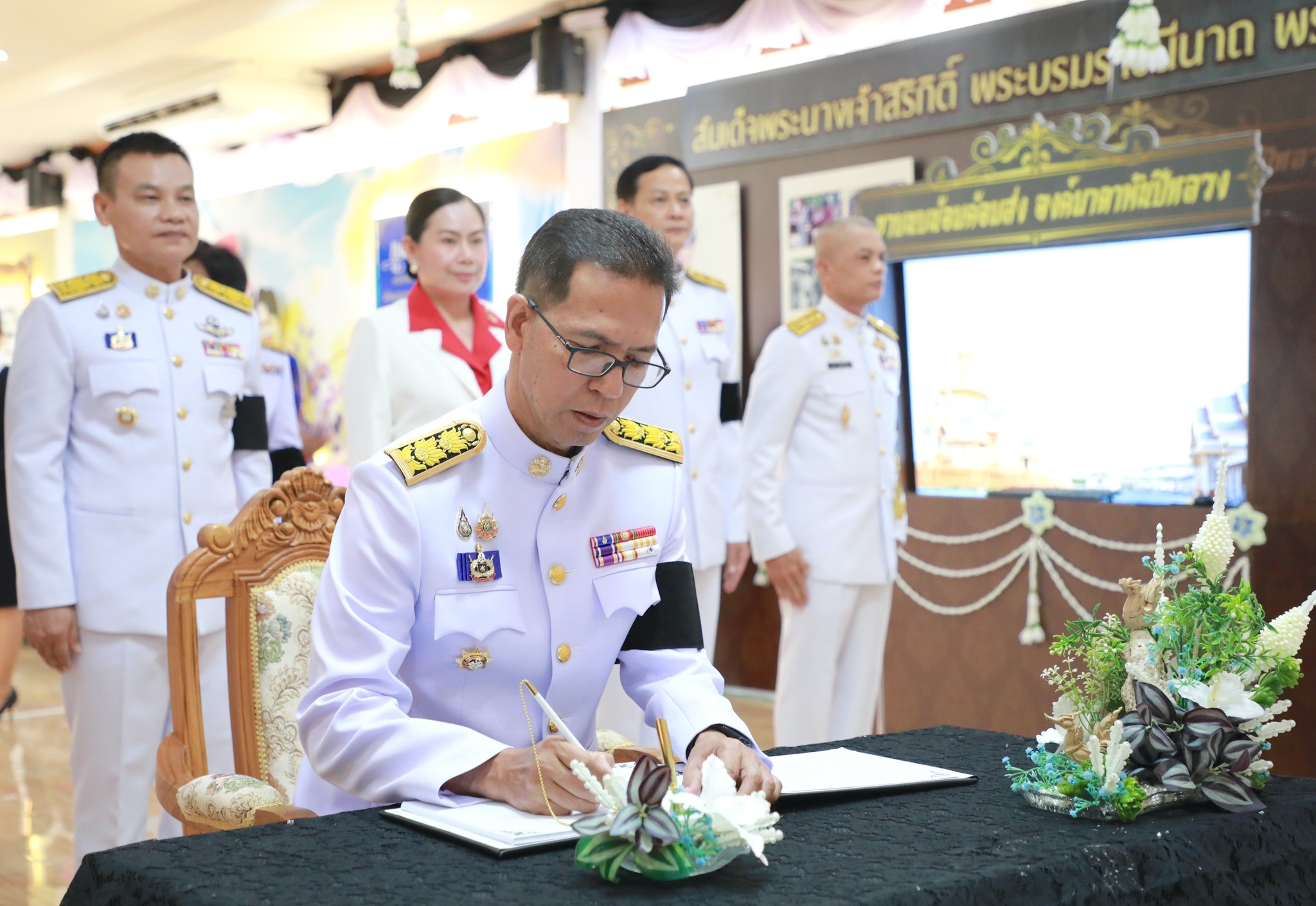 ผู้ว่าฯ อำนาจเจริญ พร้อมด้วย นายกเหล่ากาชาดและประธานแม่บ้านมหาดไทยจังหวัดอำนาจเจริญ เยี่ยมชมศูนย์ประชาสัมพันธ์พระราชพิธีถวายพระเพลิงพระบรมศพฯ พระพันปีหลวง ณ สปท.2 อุบลราชธานี
