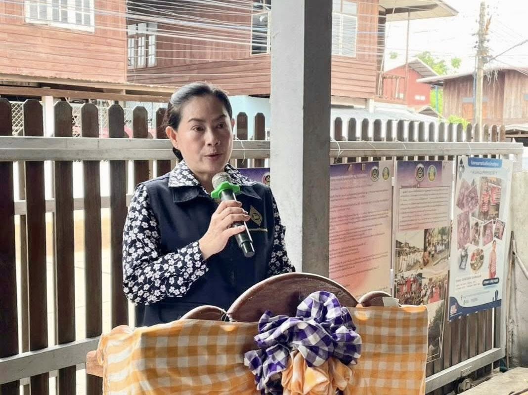 ประธานแม่บ้านมหาดไทยจังหวัดอำนาจเจริญ ลงพื้นที่ลืออำนาจ หนุนพัฒนาผ้าไทยลายพระราชทาน พร้อมเยี่ยมให้กำลังใจครัวเรือนเปราะบาง
