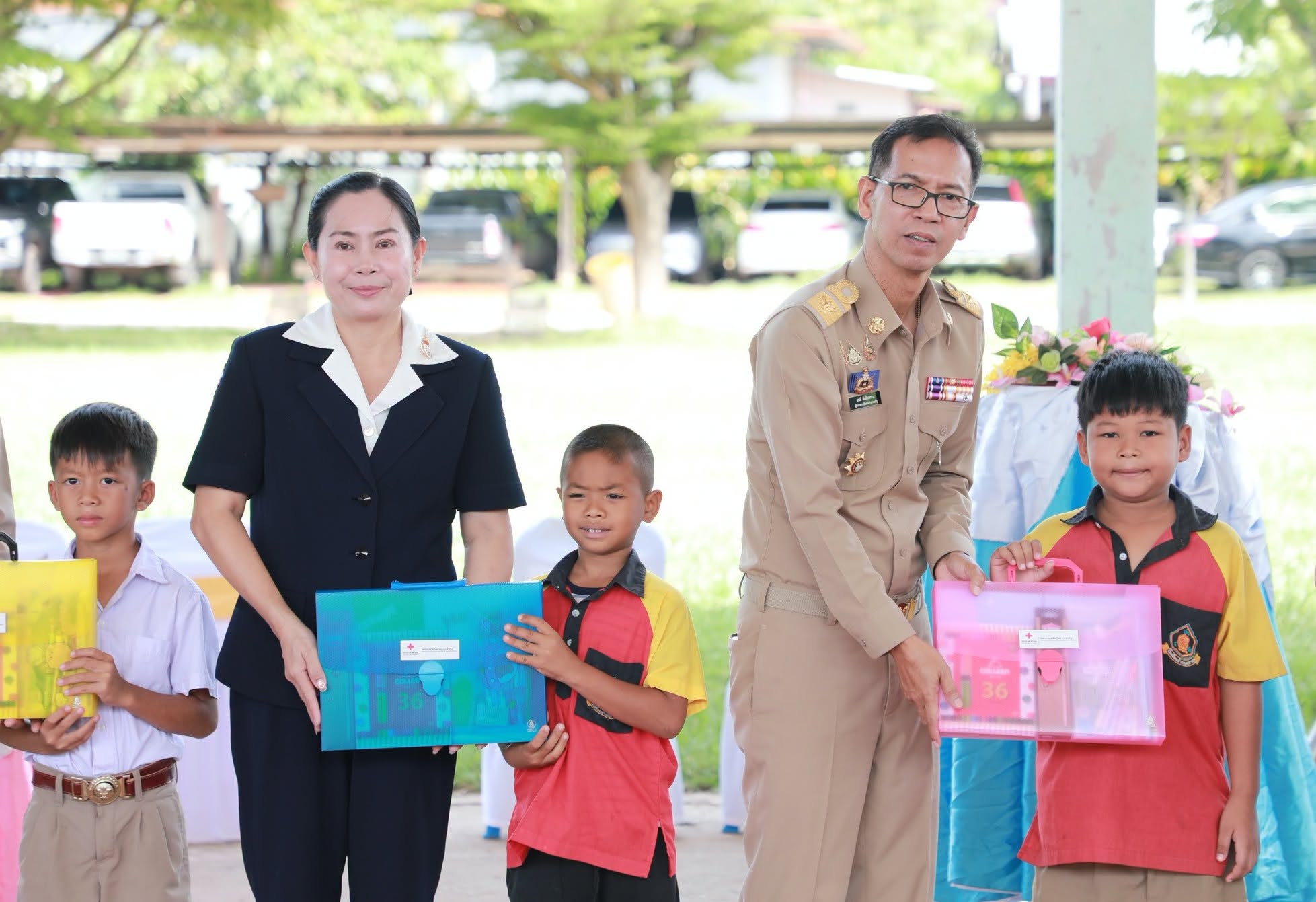 อำนาจเจริญ เดินหน้าพัฒนาทักษะภาษาไทยเด็กนักเรียน ผู้ว่าฯ นำทีมเหล่ากาชาดมอบอุปกรณ์การเรียน สานต่อพระราชดำริ
