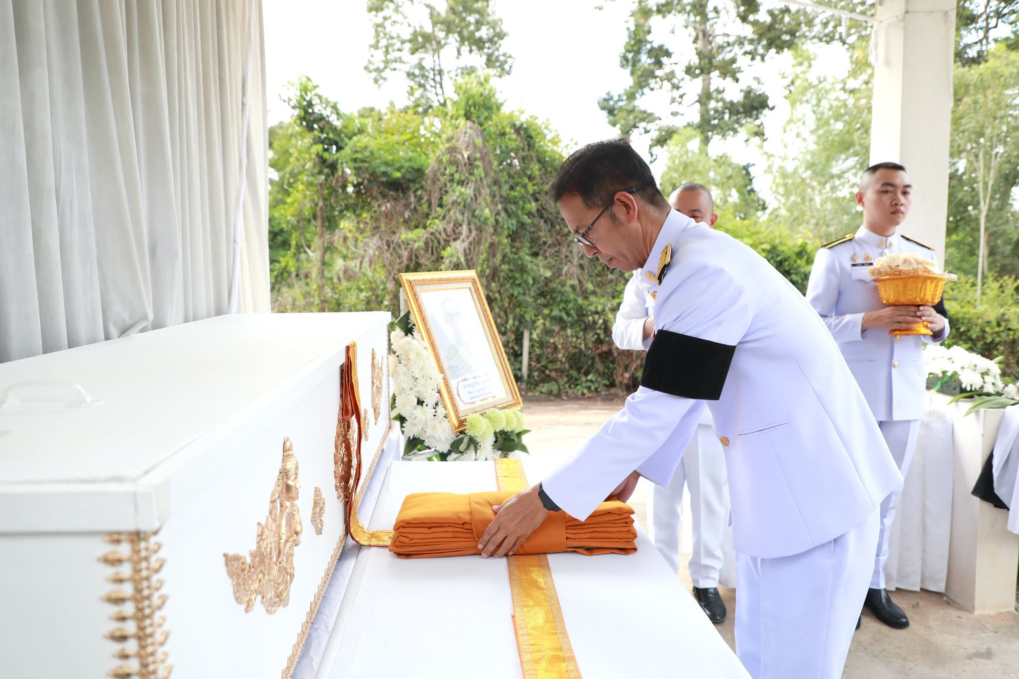 ผู้ว่าฯ อำนาจเจริญ เชิญผ้าไตรและดอกไม้จันทน์พระราชทาน ในพิธีฌาปนกิจศพ นายบุญทัน มูลเพ็ญ