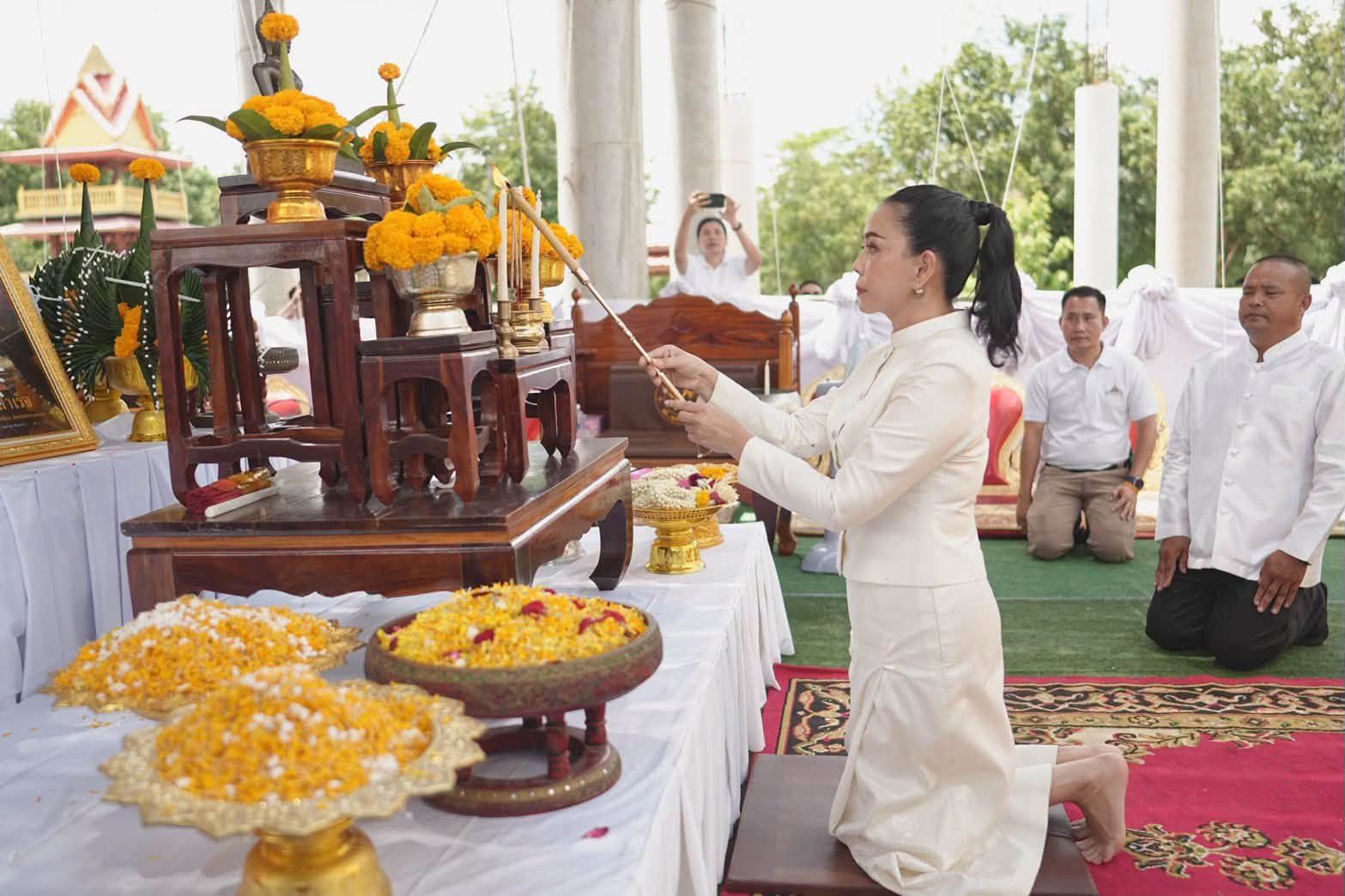 รัฐมนตรีประจำสำนักนายกรัฐมนตรี เป็นประธานทอดถวายผ้าป่าสามัคคี ถวายพระประธานหลวงพ่อสำเร็จ และสมทบทุนก่อสร้างอุโบสถ วัดทิพยาราม จังหวัดอำนาจเจริญ