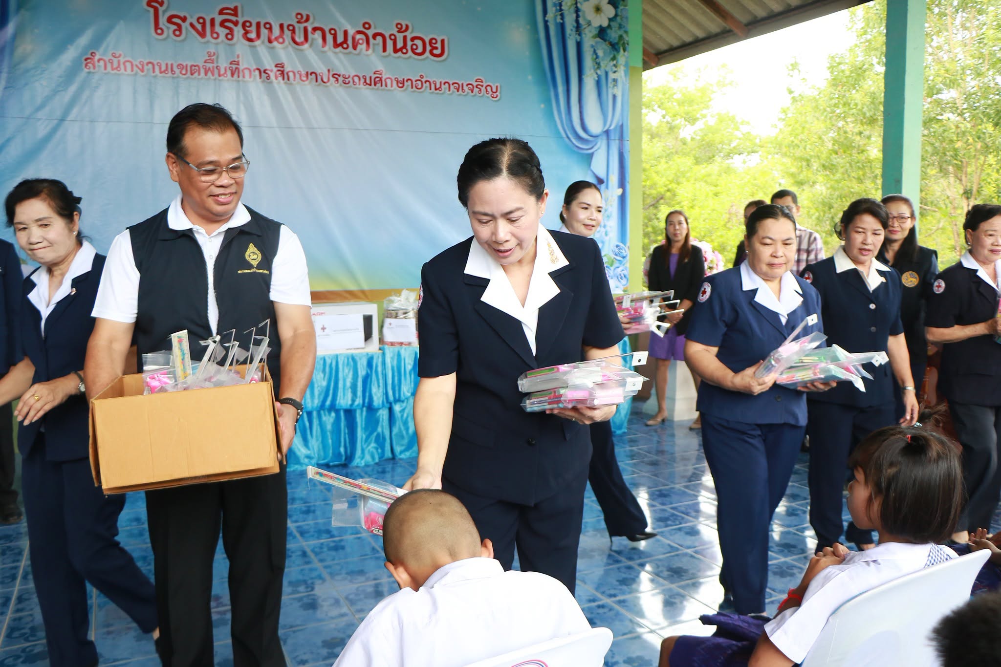 เหล่ากาชาดจังหวัดอำนาจเจริญ มอบอุปกรณ์พัฒนาทักษะ "พูด อ่าน เขียน ภาษาไทย" แก่นักเรียนโรงเรียนบ้านคำน้อย สนองพระราชดำริ สมเด็จพระกนิษฐาธิราชเจ้า กรมสมเด็จพระเทพฯ