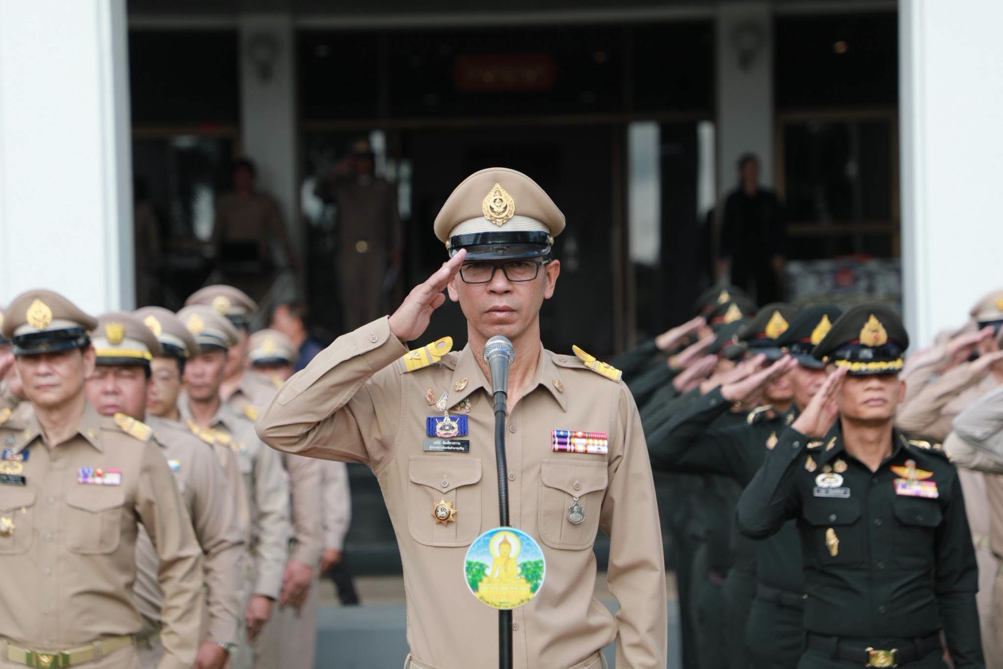 ผู้ว่าราชการจังหวัดอำนาจเจริญ นำรองผู้ว่าราชการจังหวัด หัวหน้าส่วนราชการ ข้าราชการ ทหาร ตำรวจ กำนัน ผู้ใหญ่บ้าน ร่วมกิจกรรมเคารพธงชาติ เนื่องในโอกาสครบ 109 ปี วันพระราชทานธงชาติไทย 