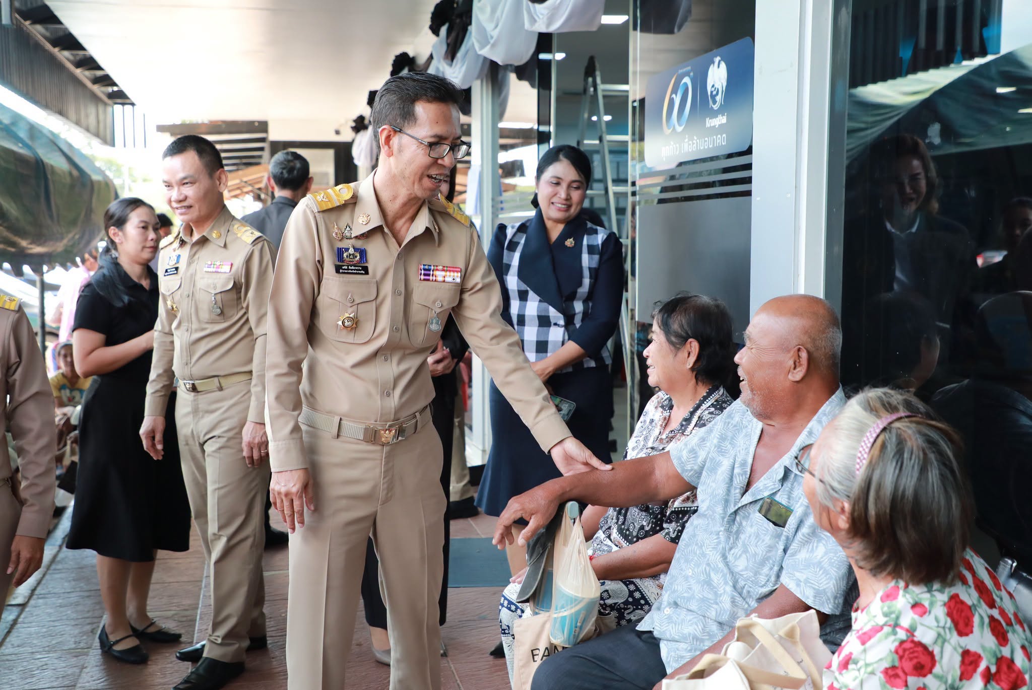 ผู้ว่าฯ อำนาจเจริญ อำนวยความสะดวกประชาชนที่มาติดต่อรับบริการ &ldquo;ไทยช่วยไทย พลัส&rdquo; ที่ธนาคารกรุงไทย