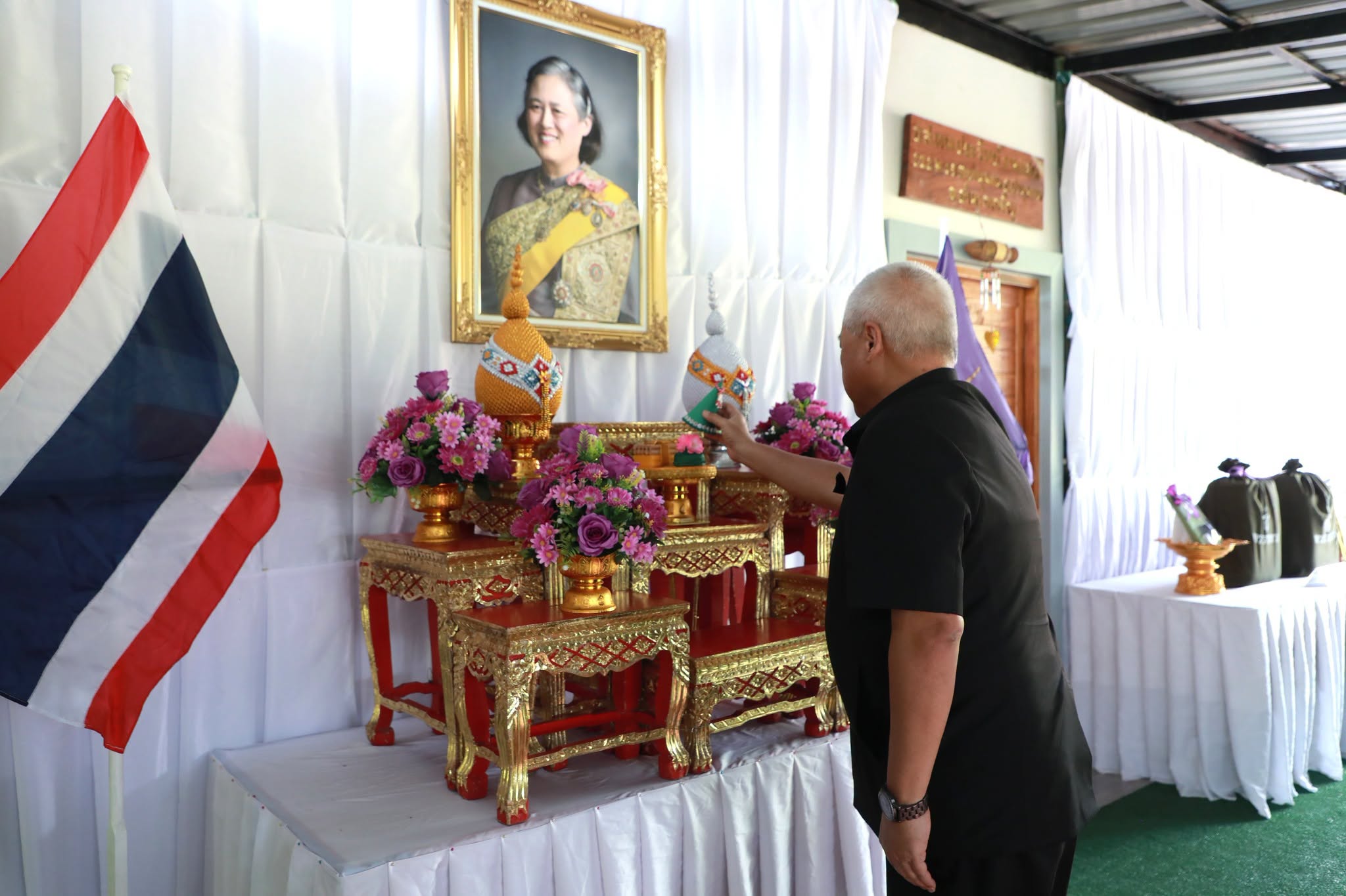 สมเด็จพระกนิษฐาธิราชเจ้า กรมสมเด็จพระเทพรัตนราชสุดา ฯ สยามบรมราชกุมารี พระราชทานสิ่งของแก่ครอบครัวทหารพราน จ.อำนาจเจริญ ที่ได้รับบาดเจ็บจากเหตุการณ์ความไม่สงบบริเวณชายแดนไทย-กัมพูชา