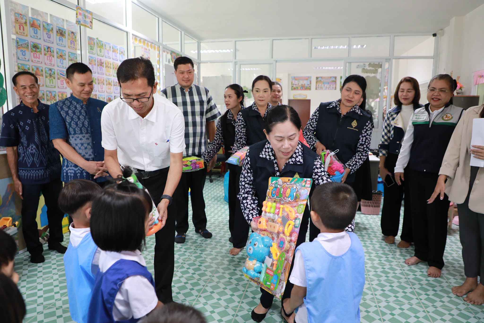 ผู้ว่าฯ อำนาจเจริญ พร้อมประธานแม่บ้านมหาดไทย นำคณะลงพื้นที่ตรวจติดตาม "อาหารกลางวัน - นมโรงเรียน" สังกัด อปท. ปีงบฯ 2570 เน้นย้ำโภชนาการครบ 5 หมู่ โปร่งใส ไร้ทุจริต