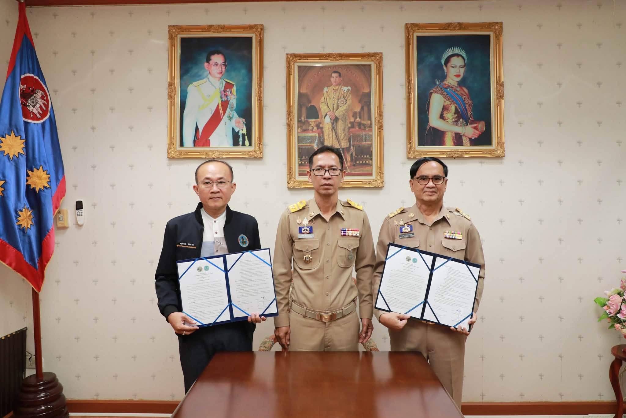 ผู้ว่าราชการจังหวัดอำนาจเจริญ นำ อบจ.อำนาจเจริญ จับมือ แขวงทางหลวงชนบท ลงนาม MOU บูรณาการซ่อมบำรุงถนนสายบ้านป่าก่อ - บ้านห้วยฆ้อง อำเภอชานุมาน เพื่อยกระดับการสัญจรที่สะดวกและปลอดภัย 