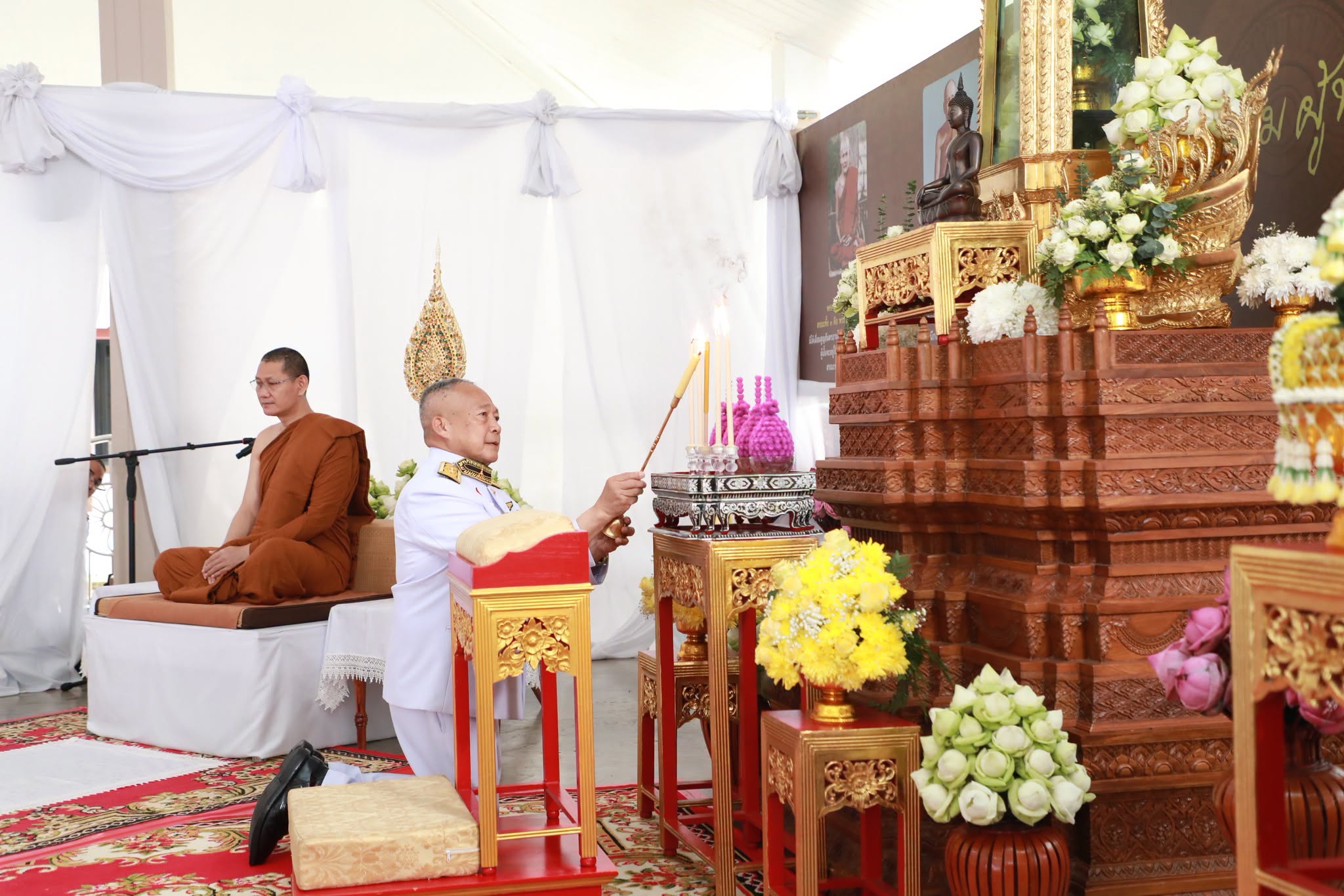 พระบาทสมเด็จพระเจ้าอยู่หัว พระราชทานผ้าไตร เครื่องสักการะและเครื่องไทยธรรม ถวายแด่พระเทพญาณวัชรชิโนภาส เนื่องในโอกาสเจริญอายุวัฒนมงคล 50 ปี ณ วัดป่านาโสกฮัง จังหวัดอำนาจเจริญ