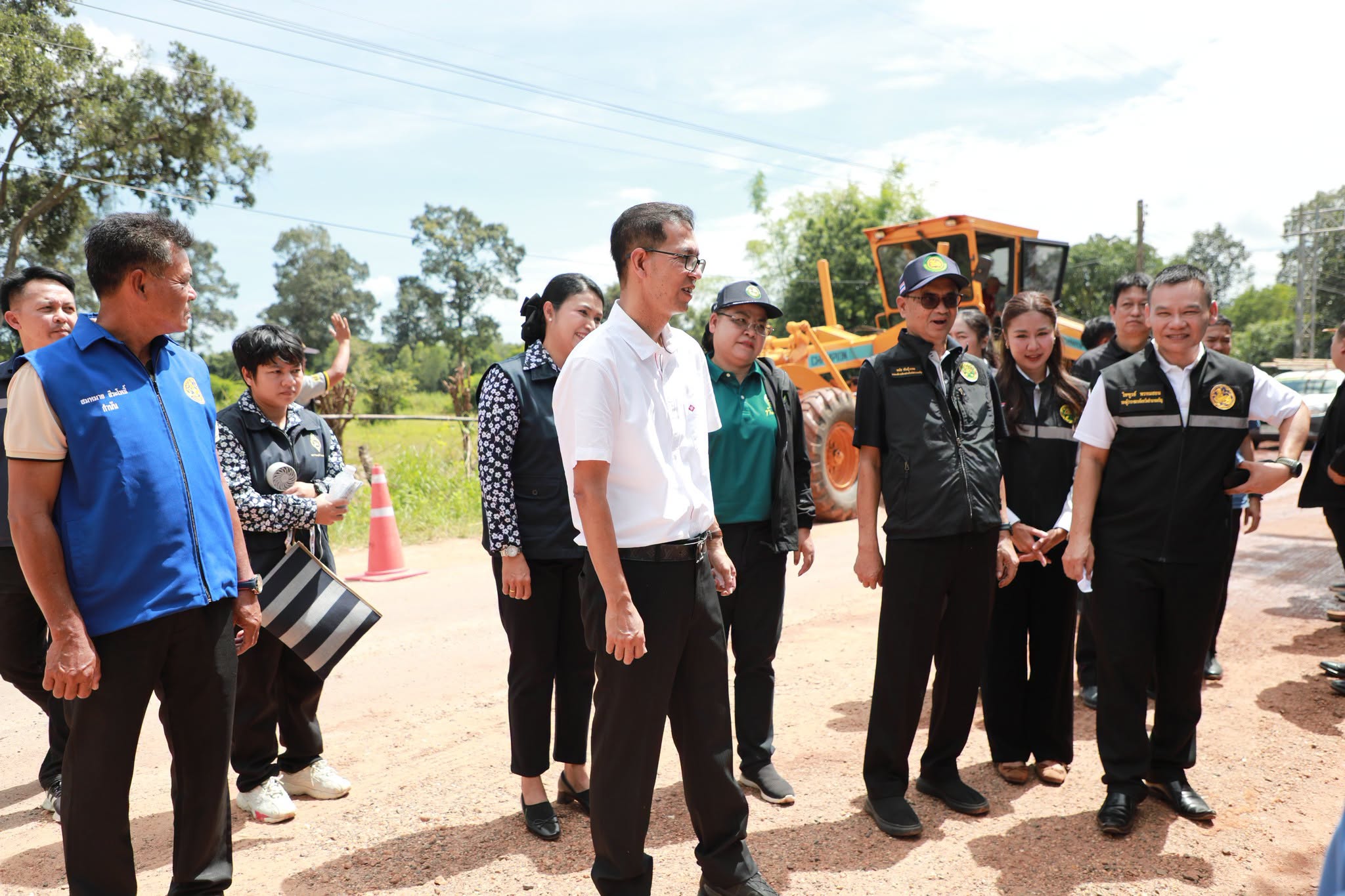 ผู้ว่าฯ อำนาจเจริญ นำ อบจ.อำนาจเจริญ จับมือ แขวงทางหลวงชนบท บูรณาการซ่อมบำรุงถนนสายบ้านป่าก่อ - บ้านห้วยฆ้อง อำเภอชานุมาน อย่างเร่งด่วน เพื่อยกระดับการสัญจรที่สะดวกและปลอดภัย