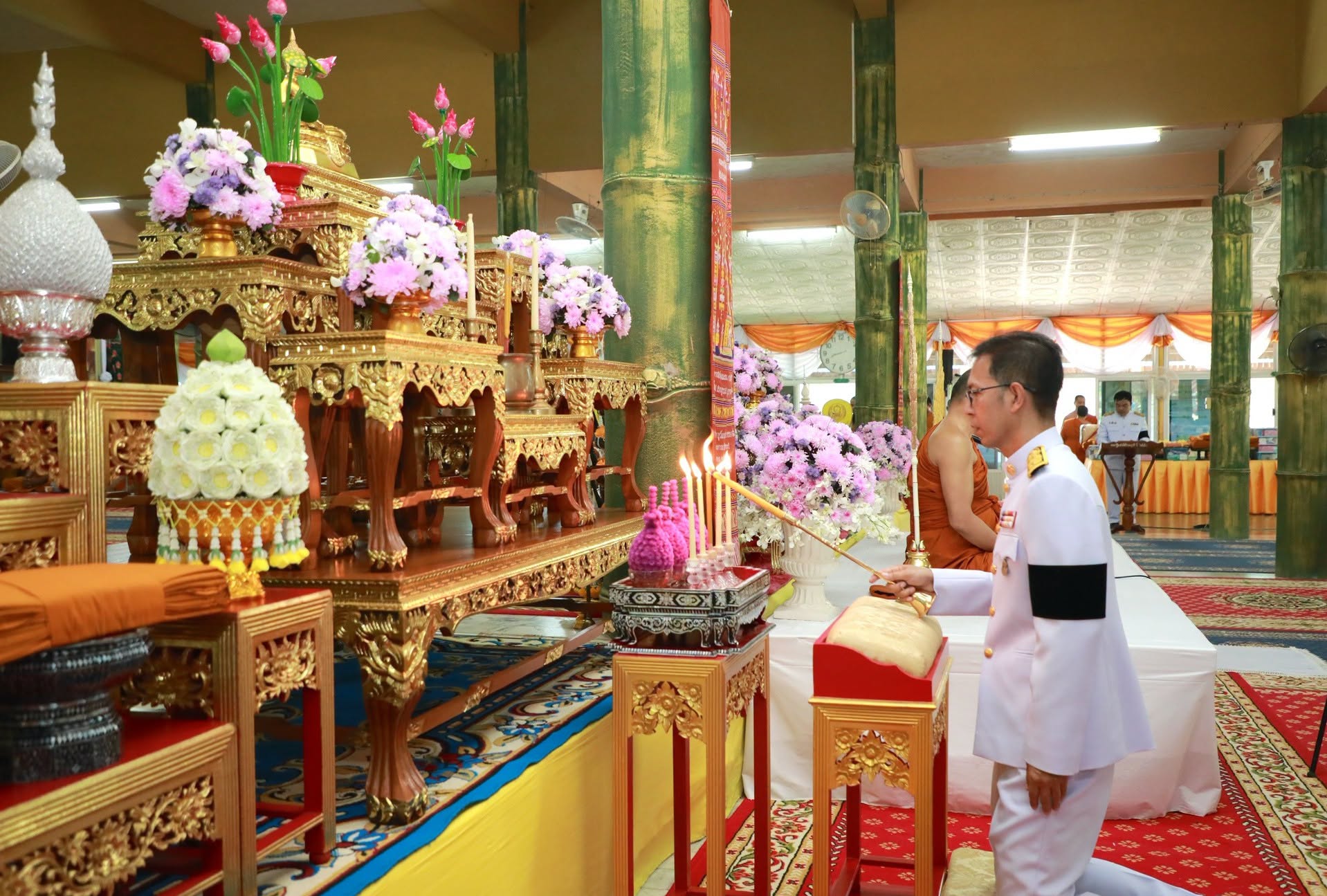 พระบาทสมเด็จพระเจ้าอยู่หัว พระราชทานผ้าไตร น้ำสรง พุ่มบัว พร้อมเครื่องสักการะและเครื่องไทยธรรม ถวายแด่พระภาวนาวัชรกิจจาทร วิ. (เกษม กตกิจฺโจ) เจ้าอาวาสวัดบ้านเก่าบ่อ เนื่องในโอกาสเจริญอายุวัฒนมงคลครบ 6 รอบ 72 ปี
