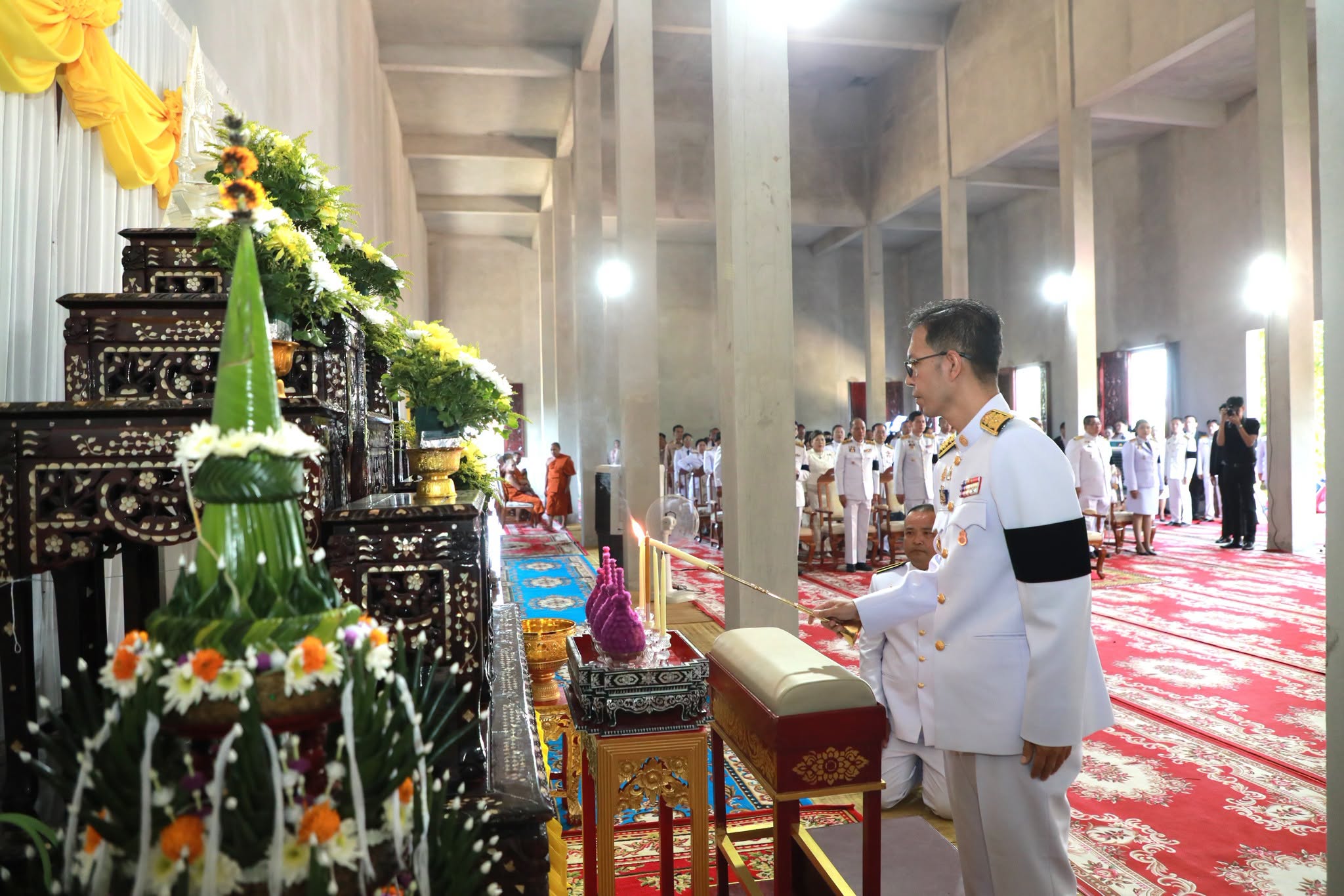 พระบาทสมเด็จพระเจ้าอยู่หัว พระราชทานผ้าไตร น้ำสรง พุ่มบัว พร้อมเครื่องสักการะและเครื่องไทยธรรม ถวายแด่พระครูสิริสมาจารคุณ เนื่องในโอกาสเจริญอายุวัฒนมงคลครบ 60 ปี