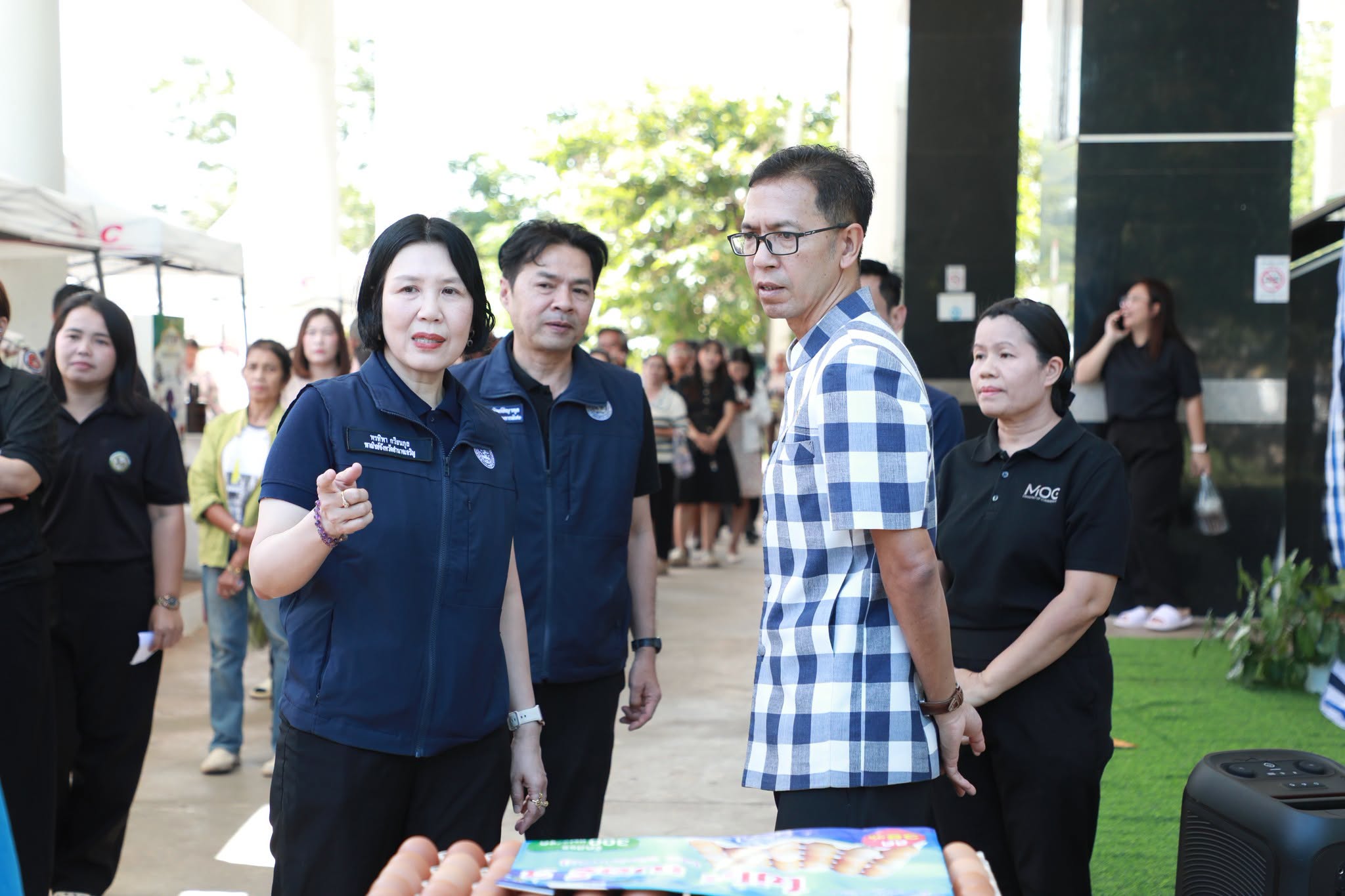 ผู้ว่าฯ อำนาจเจริญ เยี่ยมชม ให้กำลังใจผู้ประกอบการ และอำนวยความสะดวกแก่ประชาชนผู้มาซื้อสินค้าในโครงการ "ไทยช่วยไทย ลดค่าครองชีพ" ปีงบประมาณ 2570