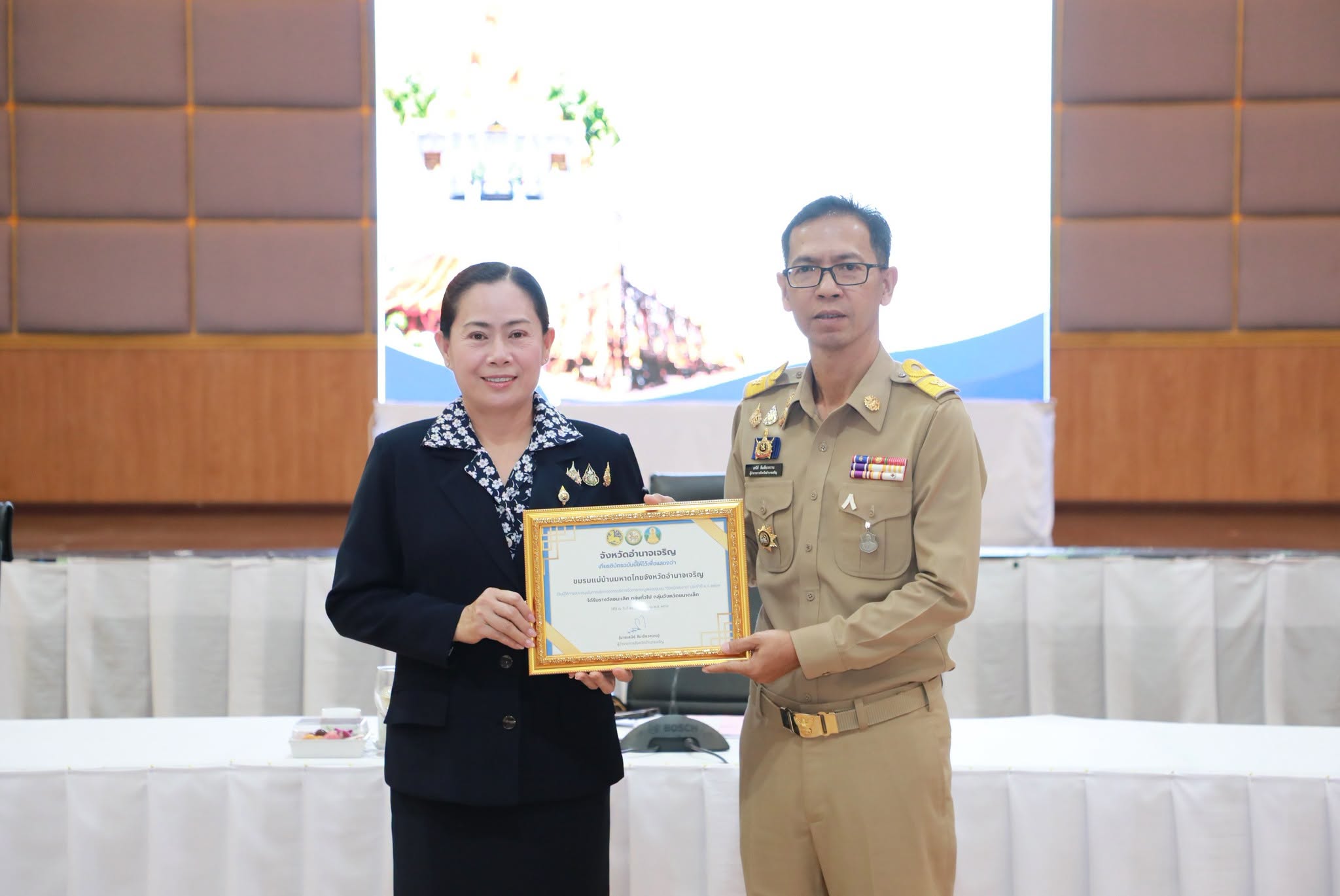 ผู้ว่าฯ อำนาจเจริญ มอบเกียรติบัตรขอบคุณ 20 หน่วยงาน สนับสนุนประกวดการบริหารจัดการขยะมูลฝอยชุมชน "จังหวัดสะอาด" ปี 2569